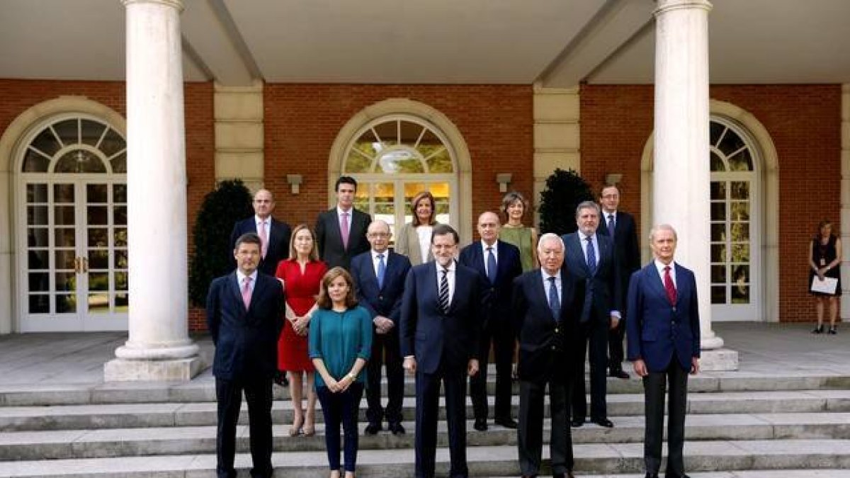 Foto oficial del nuevo Consejo de Ministros, con Méndez de Vigo al frente de Educación, este viernes, 3 de julio.-Foto: JUAN MANUEL PRATS