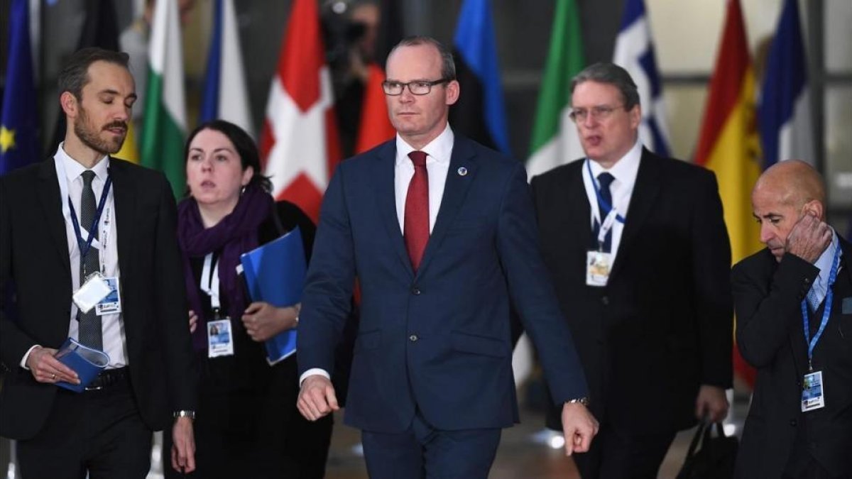 Coveney (centro), en una cumbre europea en Bruselas.-AFP