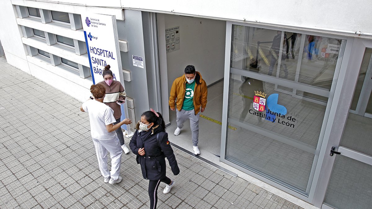 Entrada al hospital Santa Bárbara - Mario Tejedor