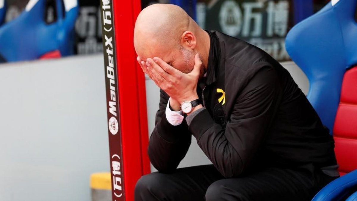 Pep Guardiola, en una imagen reciente, luciendo el lazo amarillo.-DAVID KLEIN (REUTERS)