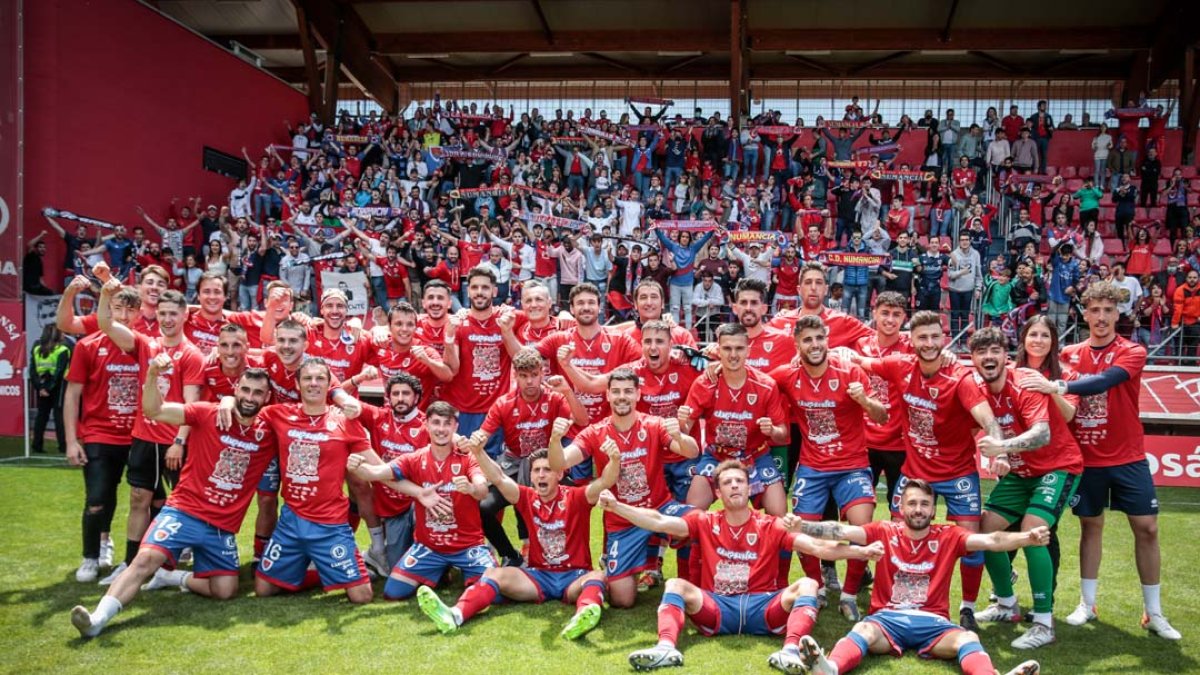 El Numancia celebrando el ascenso a Primera RFEF. GONZALO MONTESEGURO