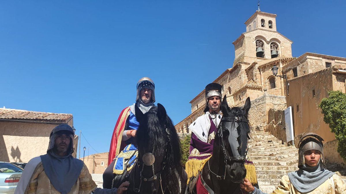 A la izquierda, 'el Cid' dirigiéndose a caballo a la plaza.-A.H.