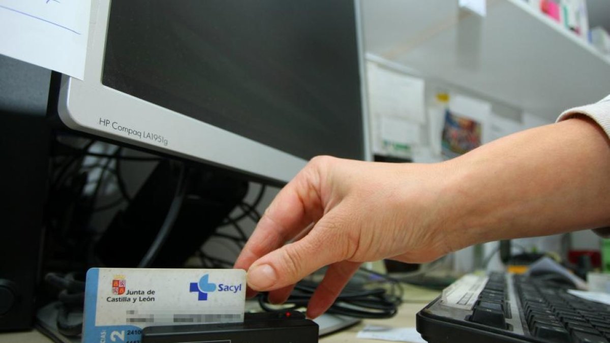 Inicio del funcionamiento de la receta electrónica en una farmacia de la localidad de Villafranca del Bierzo (León).-- ICAL