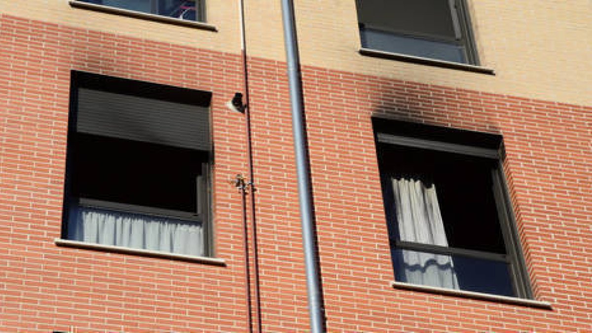 Aspecto exterior de las ventanas de la vivienda donde se originó el fuego. / ÁLVARO MARTÍNEZ-
