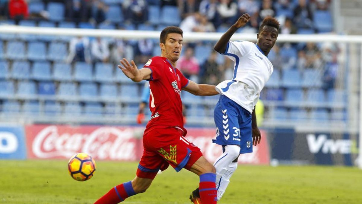 El delantero del Tenerife Amath Ndiaye con el defensa numantino Carlos Gutiérrez en el encuentro de la primera vuelta.-Área 11