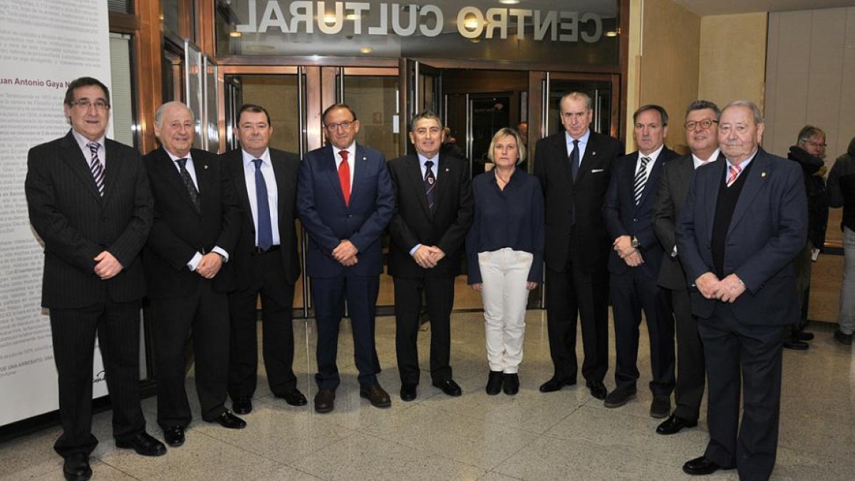 El Consejo de Administración del Numancia con el presidente Francisco Rubio en la vigésima Junta General de Accionistas de la entidad soriana.-Valentín Guisande