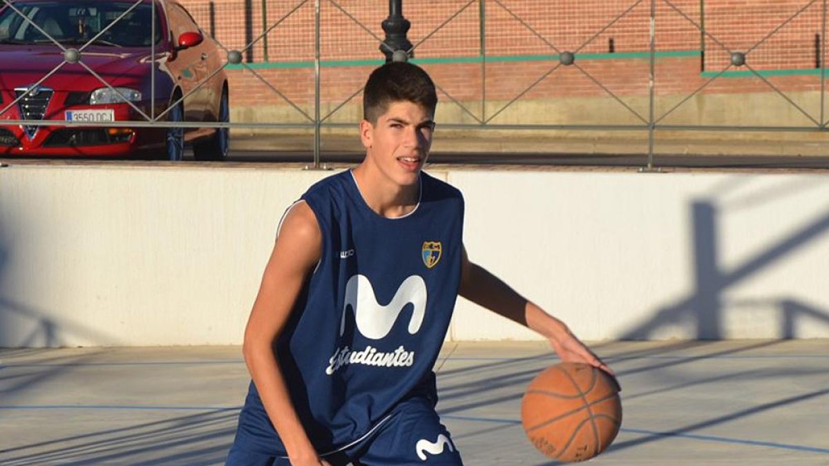 Diego Múzquiz, olvegueño de 13 años y 1,97 de altura, juegan en el equipo cadete del Estudiantes.-HDS