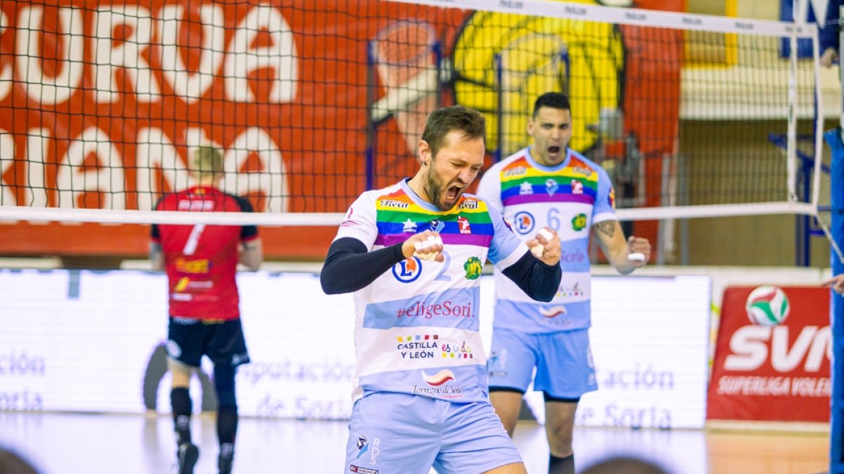 Manu Salvador celebrando un punto ante Manacor en un partido en el que el capitán demostró su buen estado de forma. MARIO TEJEDOR
