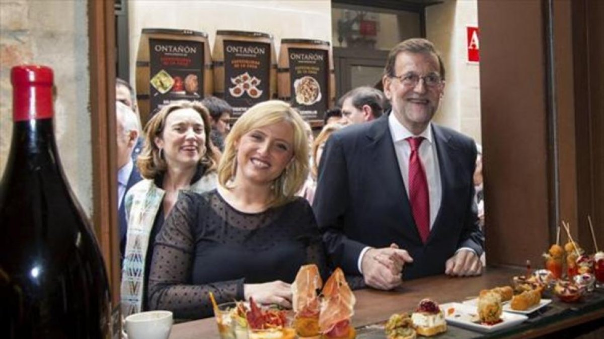 El presidente del Gobierno en funciones, Mariano Rajoy, con una simpatizante, en una visita a Logroño.-EFE / RAQUEL MANZANARES