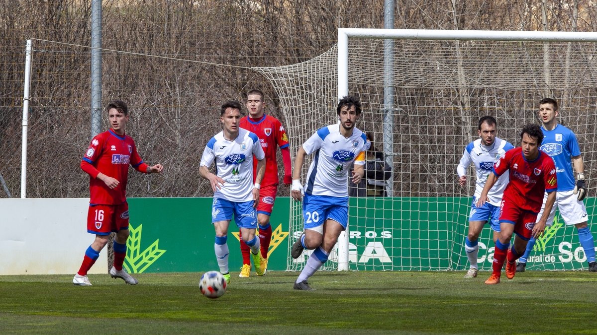 Imagen del derbi entre numantinos y adnamantinos de la temporada pasada. MARIO TEJEDOR