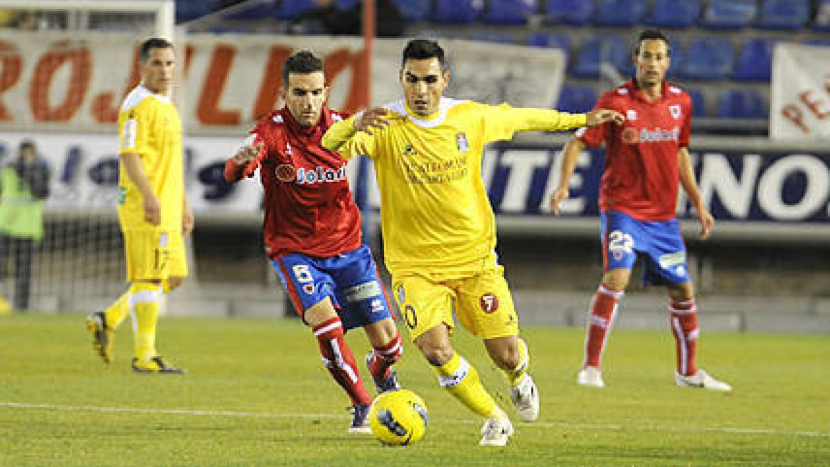 Julio Álvarez y Dimas en el partido de la primera vuelta entre Numancia y Cartagena. / A. Martínez-
