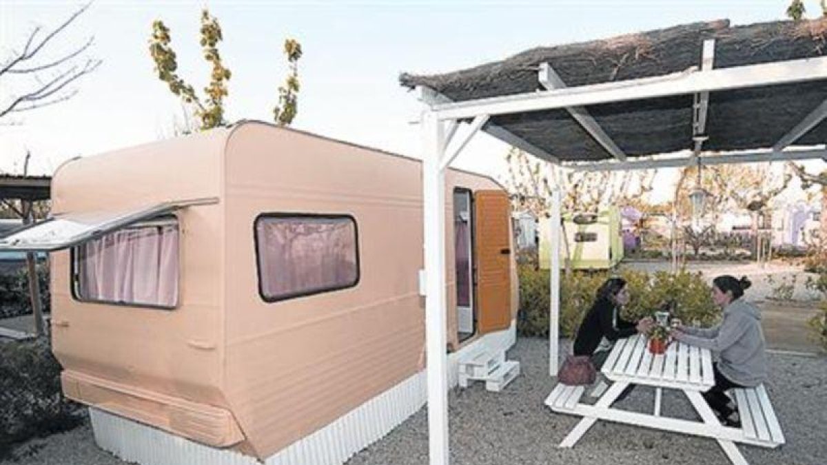 Caravana retro en el cámping Miramar de Mont-roig-JOAN REVILLAS