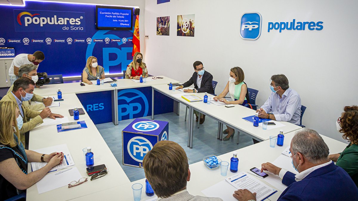 La portavoz del PP en el Congreso, Cuca Gamarra, se reúne con miembros del Pacto de Toledo en Soria - MARIO TEJEDOR