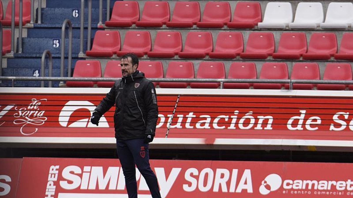 López Garai dando indicaciones a sus jugadores en el entrenamiento del pasado miércoles.-Noelia Martínez