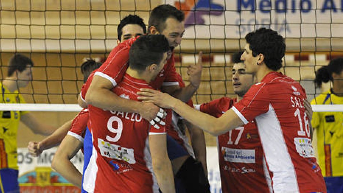 Los jugadores del CMA celebran uno de los puntos de la victoria ante Ibiza. / Diego Mayor-