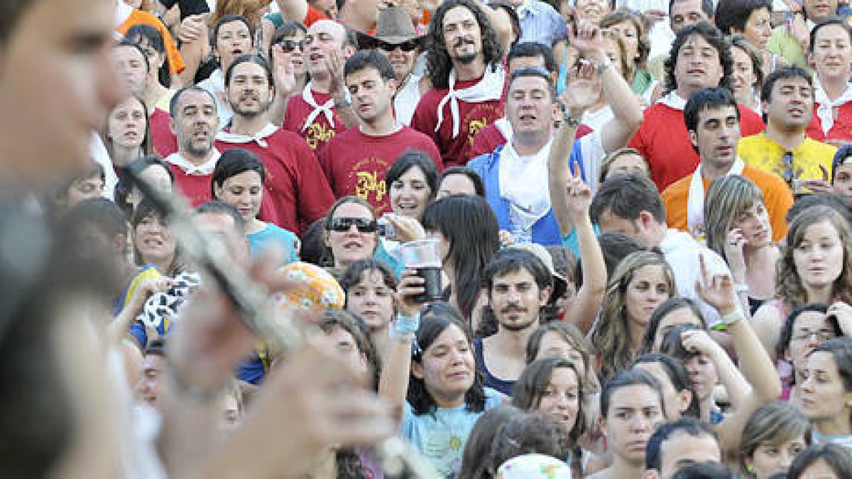 Público participante en el festejo de las Bailas./ F. S. -