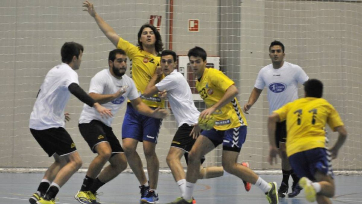 El Aranga acusó en exceso las bajas en la recta final del choque ante Universidad de Valladolid.-Valentín Guisande