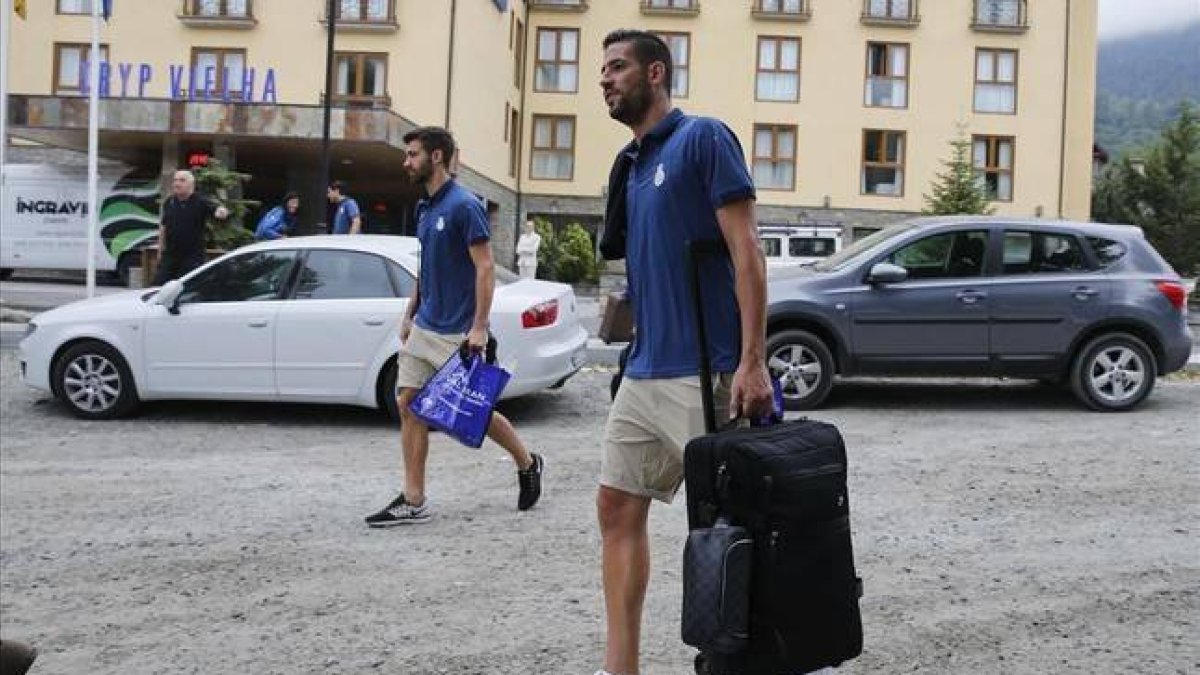 Kiko Casilla, camino del autocar una vez concluida la estadía del espanyol en Vielha, el pasado domingo.-Foto: VALENTÍ ENRICH