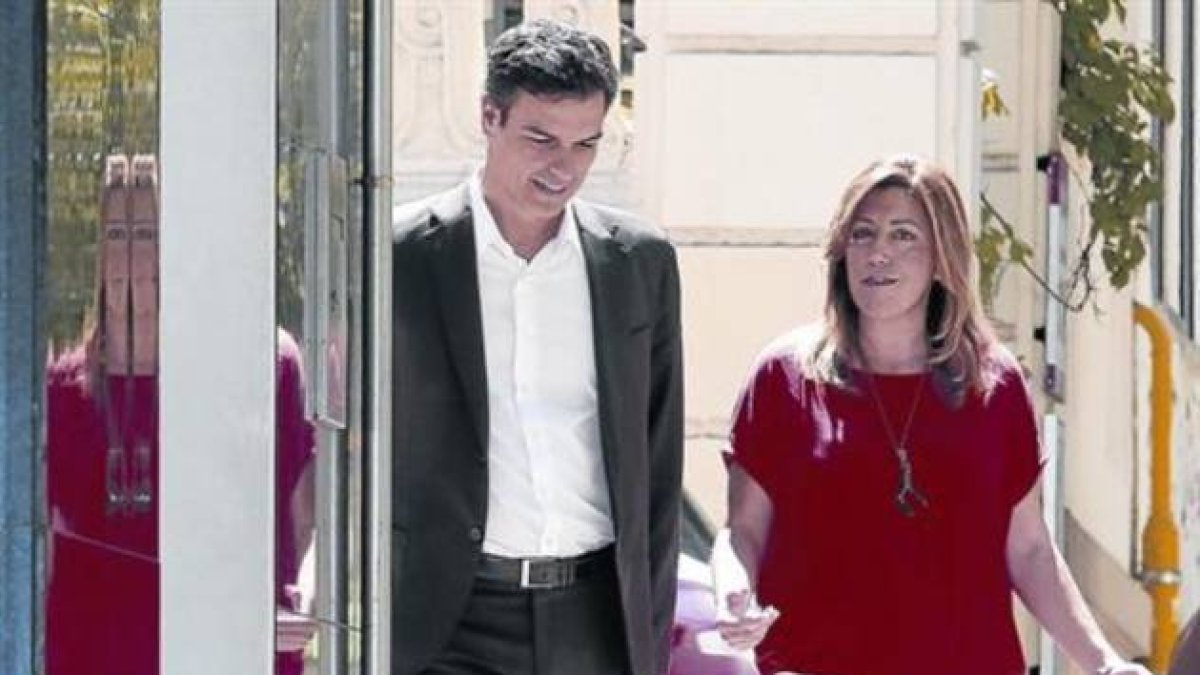 Pedro Sánchez pasea junto a Susana Díaz el pasado 14 de julio, poco después de acceder a la secretaría general del PSOE.-Foto: JUAN MANUEL PTATS