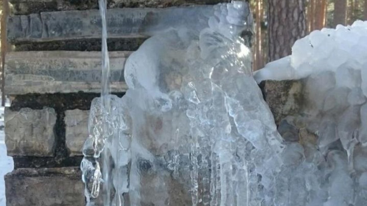 Imagen de archivo con hielo junto a una pared.-HDS