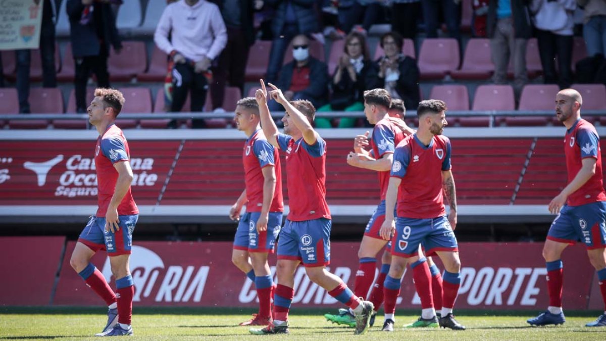 El Numancia quiere despedir la temporada ganando mañana al Lleida. GONZALO MONTESEGURO