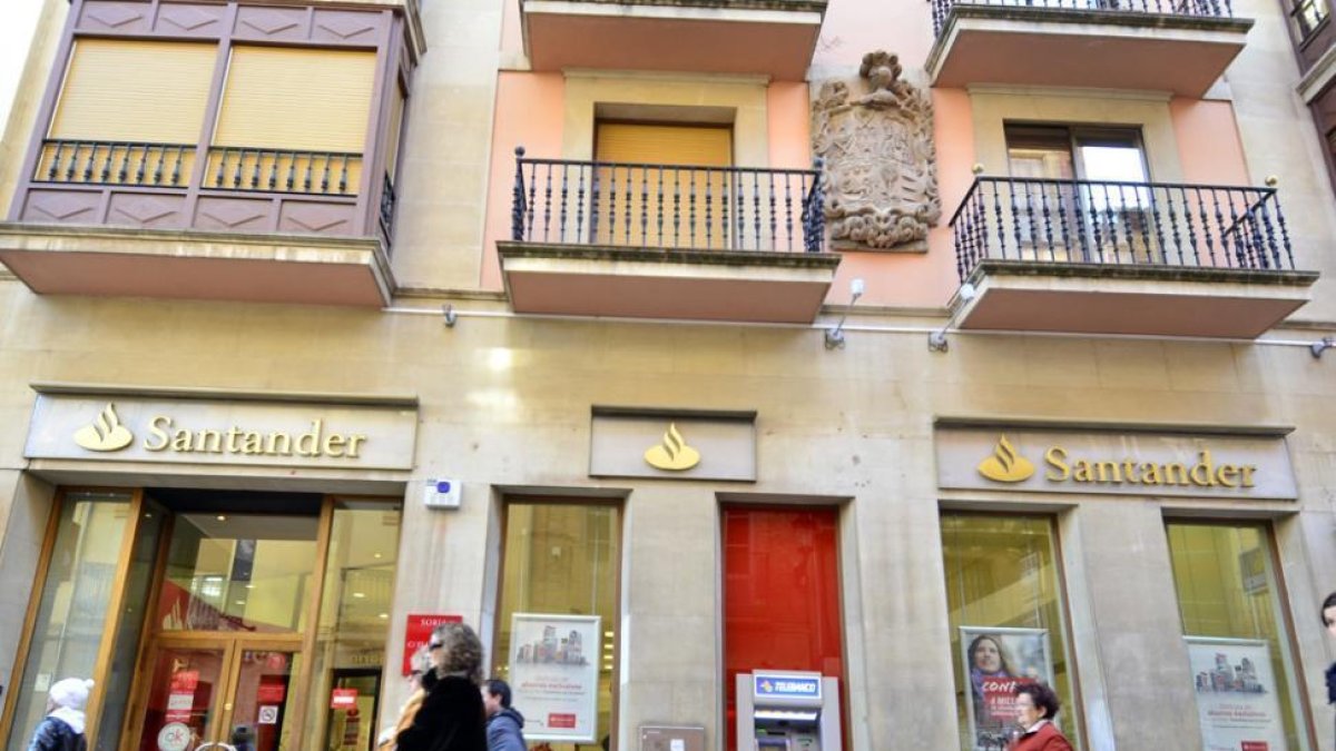 Exterior de una oficina bancaria en la capital.-VALENTÍN GUISANDE