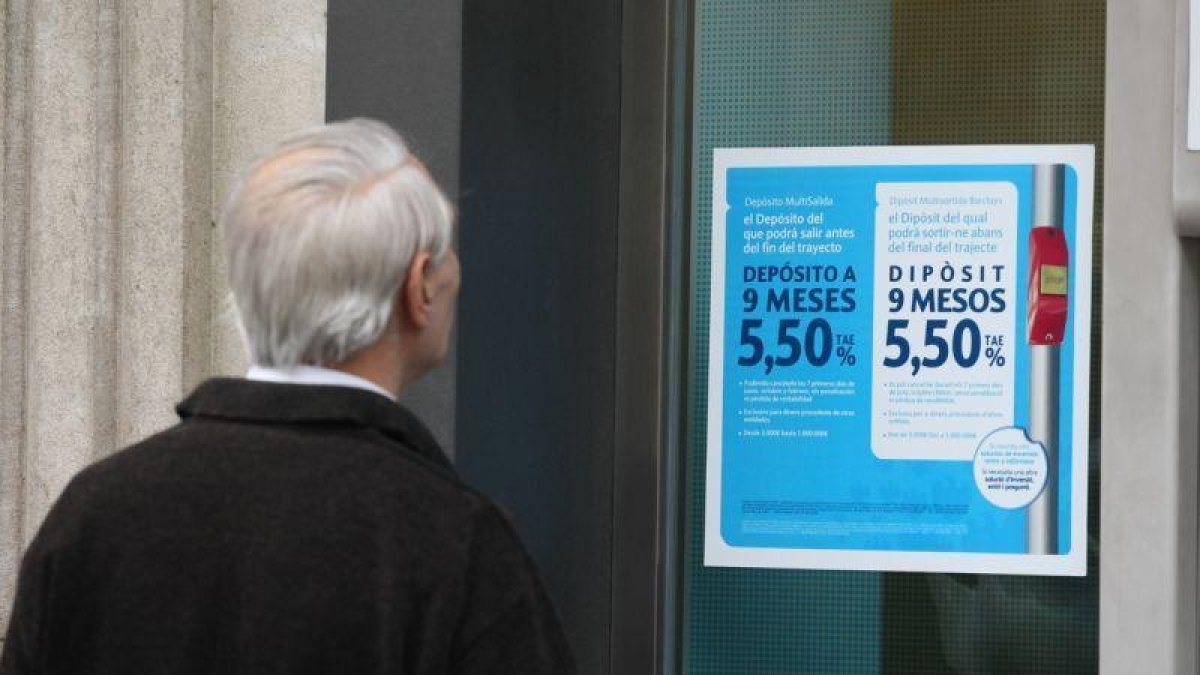 Publicidad en el escaparate de Barclays Bank.-RICARD CUGAT