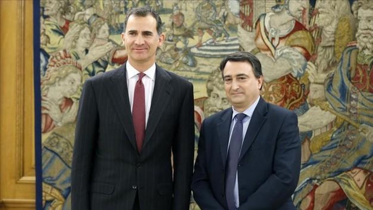 El Rey Felipe VI, con el portavoz del PNV, Aitor Esteban, en la ronda de conversaciones sobre la investidura.-ÁNGEL DÍAZ / EFE/ POOL