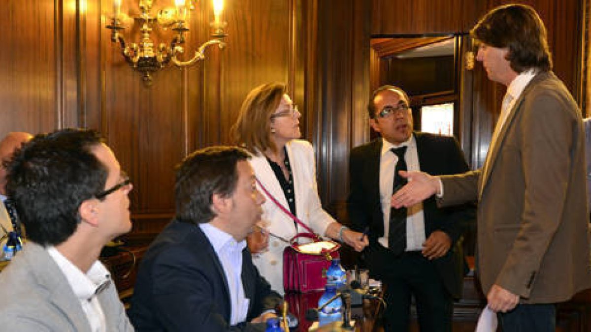 Carlos Martínez Mínguez se dirige a Marimar Angulo momentos antes del pleno ordinario de julio. / ÁLVARO MARTÍNEZ-
