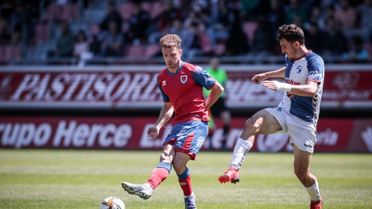 Jordi Tur en el partido ante el Ebro en el que se certificó el ascenso. GONZALO MONTESEGURO