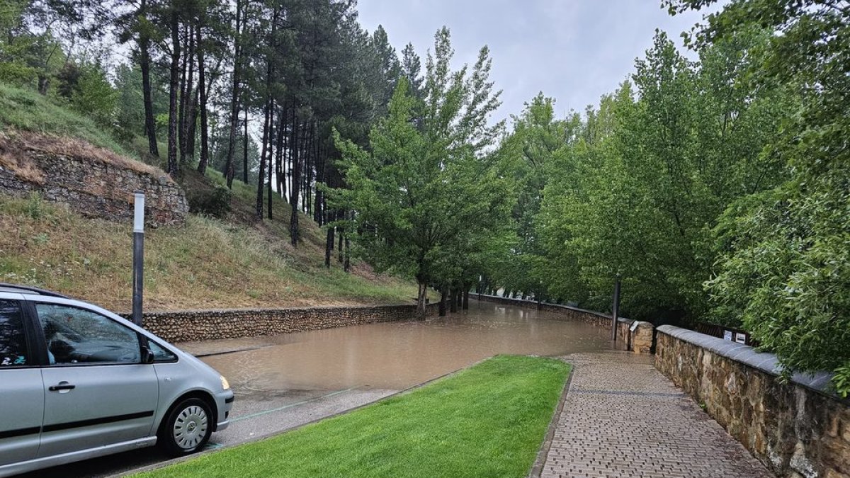 Vehículo atrapado en el Soto Playa por la inundación tras una tormenta. MONTESEGUROFOTO