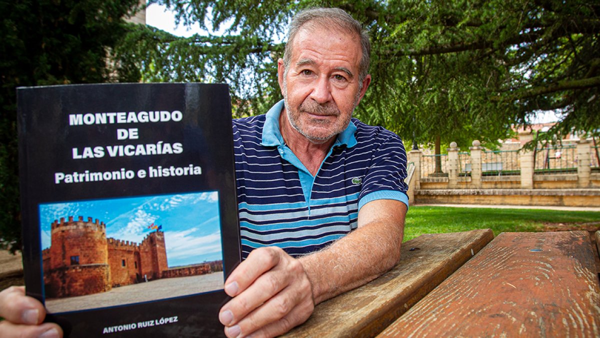 Antonio Ruiz con su libro sobre Monteagudo de las Vicarías