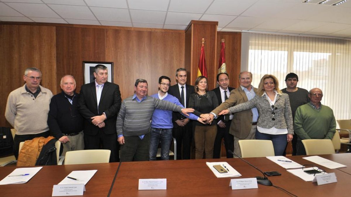 La consejera de Agricultura con los alcaldes firmantes-Valentín Guisande