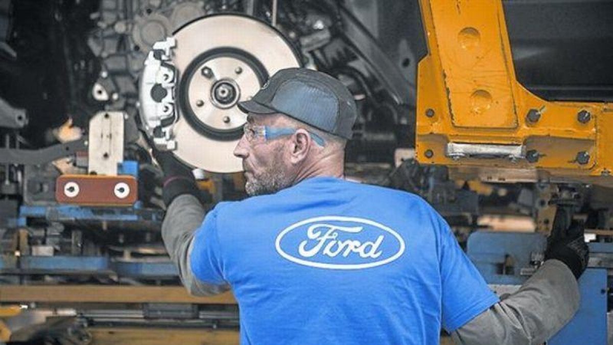 Un trabajador de la fábrica de Ford en Almussafes.-MIGUEL LORENZO