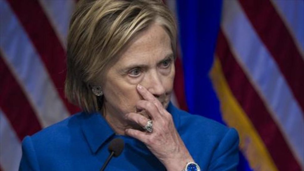Hillary Clinton contiene la emoción durante su intervención en la gala del Fondo para la Defensa de los Niños, el miércoles por la noche en Washington.-AP / CLIFF OWEN
