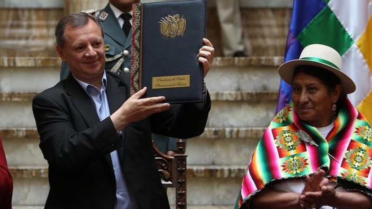 El presidente interino del Legislativo boliviano muestra un documento de ley que permitiría la reelección de Evo Morales tras la celebración de un referéndum.-EFE / MARTIN ALIPAZ