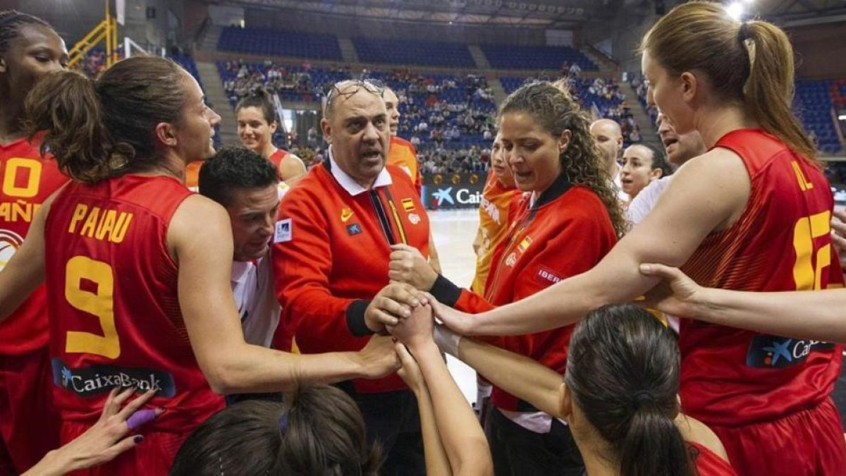 El técnico Lucas Mondelo, en un tiempo muerto con la selección-EFE