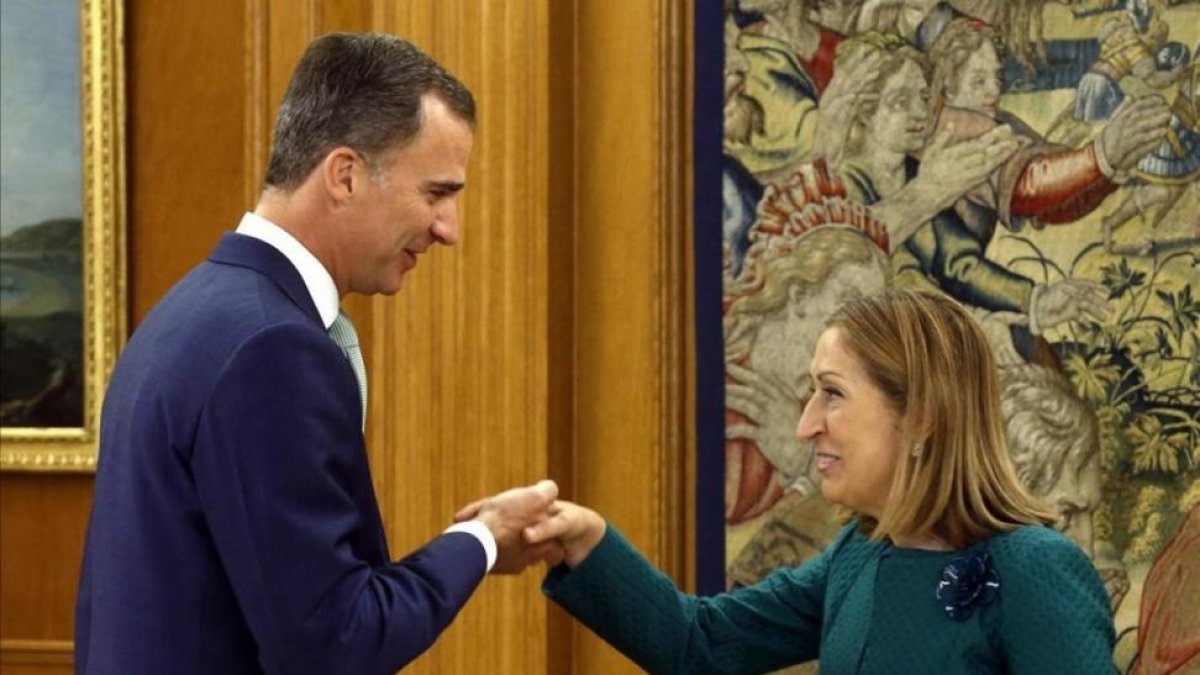 El rey Felipe recibe a la nueva presidenta de la Mesa del Congreso, Ana Pastor, en la Zarzuela.-EFE / ÁNGEL DÍAZ