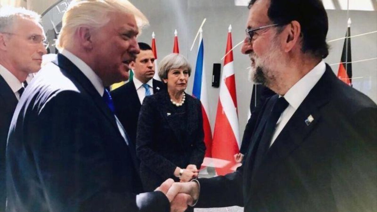 Donald Trump y Mariano Rajoy se saludaron en la cumbre de la OTAN de Bruselas, el pasado mes de mayo.-EL PERIÓDICO