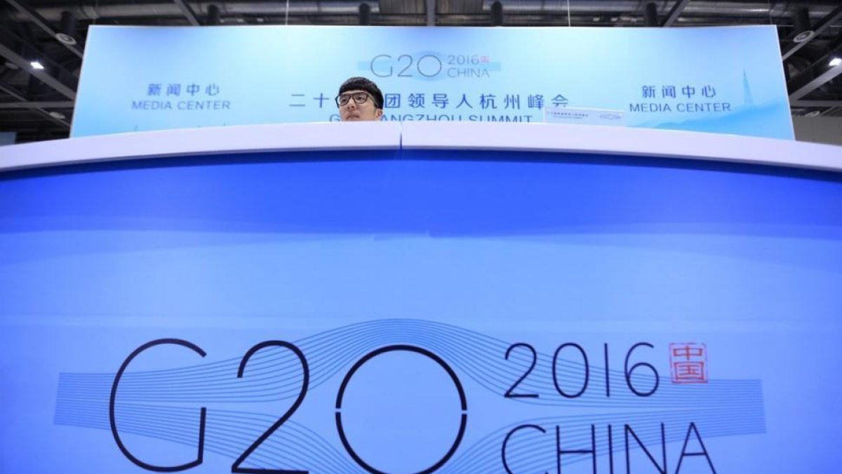 Un voluntario atiende a periodistas en el centro de prensa de la Cumbre del G20 en Hangzhou (China).-HOW HWEE YOUNG / EFE