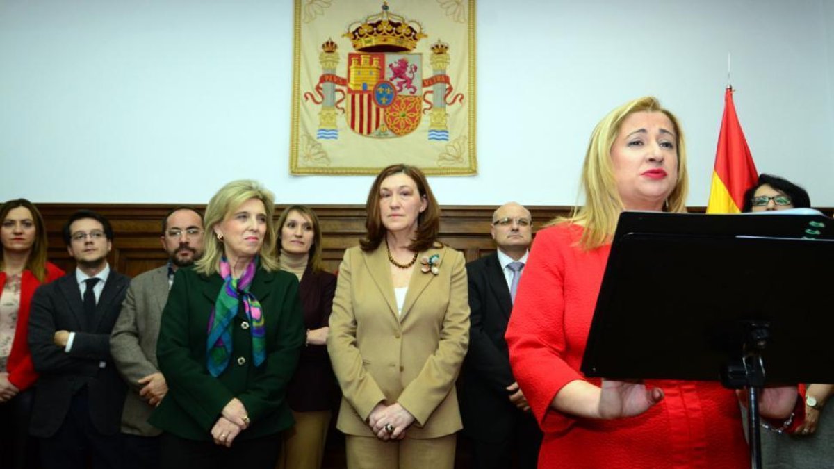María José Salgueiro y María José Heredia, en primera filan, siguen el discurso de Yolanda de Gregorio.-ÁLVARO MARTÍNEZ
