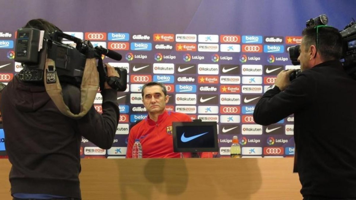 Ernesto Valverde, a su llegada hoy a la sala de prensa de la Ciudad Deportiva Joan Gamper.-EMILIO PÉREZ DE ROZAS