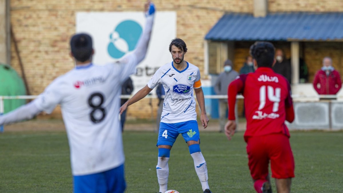 El capitán del Almazán Anto en el partido ante el Santa Marta. MARIO TEJEDOR