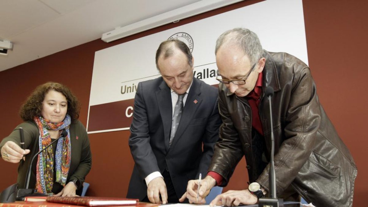 Cristina Pérez, Daniel Miguel y José Miguel Olano en la firma del nombramiento.-LUIS ÁNGEL TEJEDOR