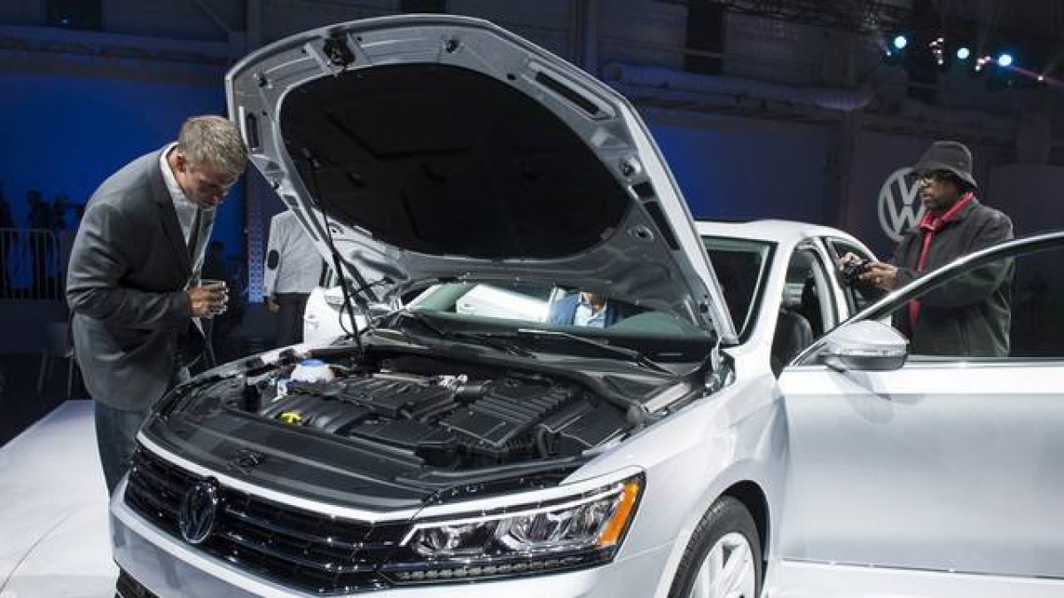 Dos personas miran el nuevo Volkswagen Passat, ayer en Nueva York.-REUTERS / DARREN ORNITZ