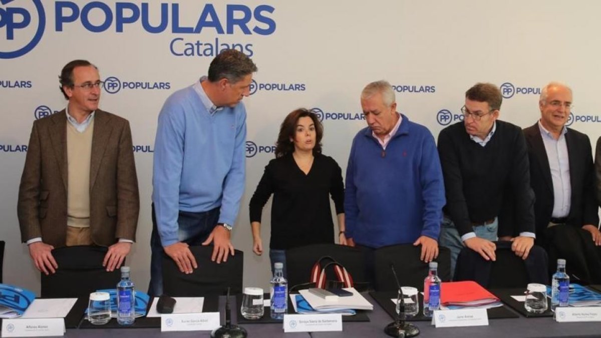 Los miembros de la ponencia territorial del PP con la vicepresidenta Soraya Sáenz de Santamaría, en un acto en Barcelona, el 12 de diciembre.-ELISENDA PONS