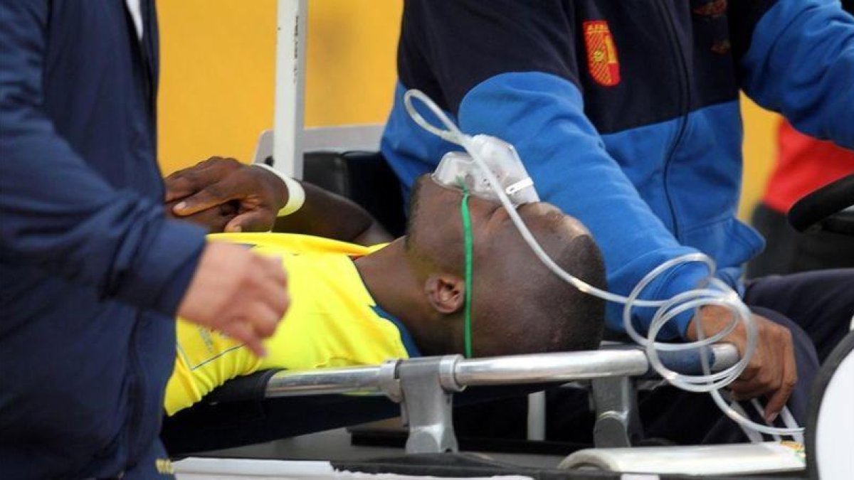 Enner Valencia mientras es colocado en la ambulancia-REUTERS / GUILLERMO GRANJA