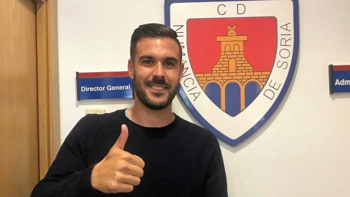 Atienza, ayer en la sede del club numantino, es el primer refuerzo del nuevo equipo rojillo.-C.D. Numancia