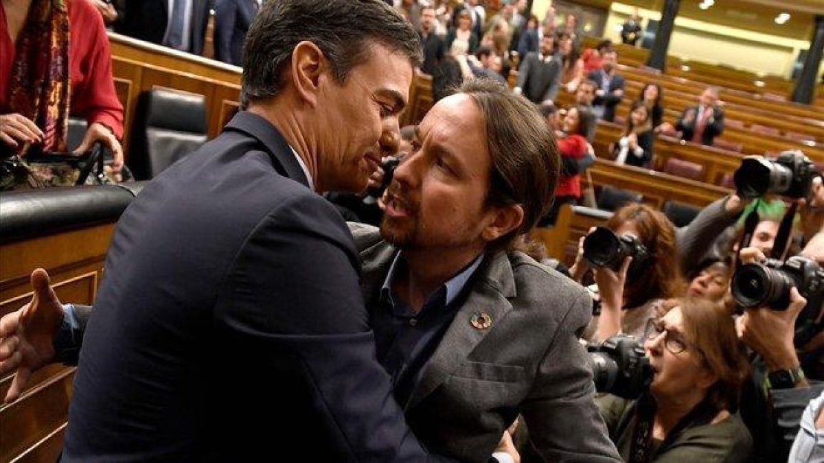 Pedro Sánchez es felicitado por Pablo Iglesias después de ser investido presidente del Gobierno-PIERRE-PHILIPPE MARCOU AFP