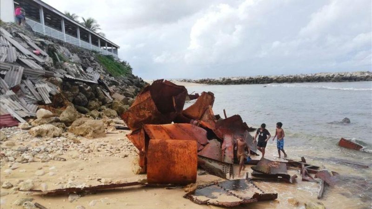 Niños juegan entre la basura en la isla de Nauru.-MIKE LEYRAL (AFP)